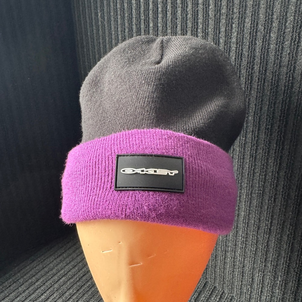 Oakley Mens Beanie Hat Black Purple Cuffed Knit Skull Cap Logo Patch